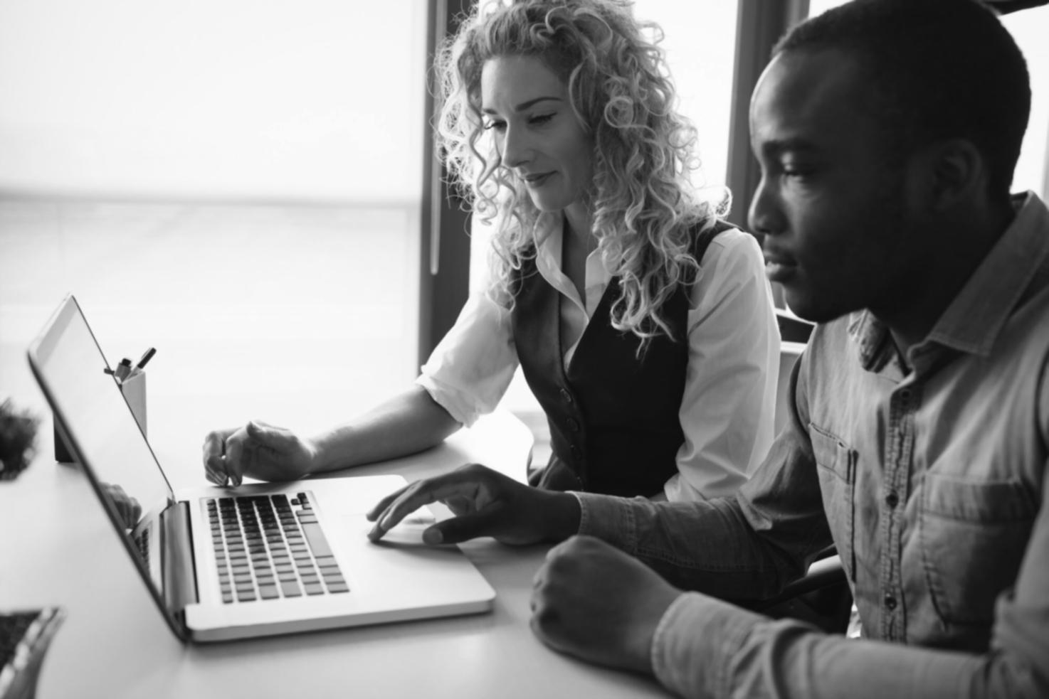 Profesionales colaborando en análisis financiero estratégico