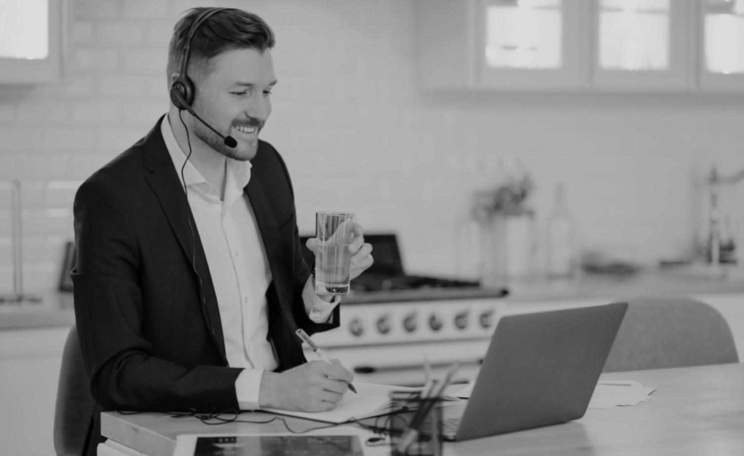Equipo de navoriqeon trabajando en análisis financiero